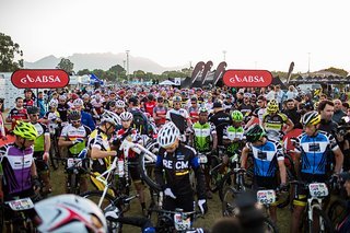 Die Fahrer warten auf den Start von Stage 4