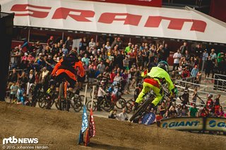 Bas van Steenbergen (links) gewinnt diesen frühen Run
