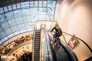 Felix Beckeman dropt rein. Unten warten die Zuschauer auf ihn