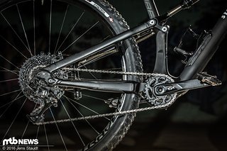 11-fach-Ausstattung von Sram, Federelemente von Fox und dazu eine Menge Anbauteile aus dem Hause Specialized