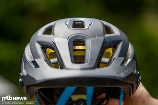 Der Bontrager Lithos MIPS wirkt in der Hand relativ massiv