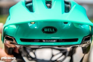 Die Belüftungskanäle ziehen sich von der Vorder- bis zur Rückseite des Helmes und sollen so eine gute Ventilation garantieren. Die Belüftungskanäle ziehen sich von der Vorder- bis zur Rückseite des Helmes und sollen so eine gute Ventilation garantieren.