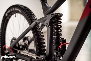 Am Heck verfügt es über 170 mm Federweg, die in der gezeigten TM-Version sogar von einem Stahlfederdämpfer kontrolliert werden. Am Heck verfügt es über 170 mm Federweg, die in der gezeigten TM-Version sogar von einem Stahlfederdämpfer kontrolliert werden.