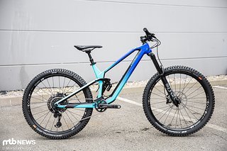 Das Conway WME setzt auf einen schicken Carbon-Rahmen und ist sowohl mit 29"- als auch mit 27,5"-Laufrädern erhältlich. Das Conway WME setzt auf einen schicken Carbon-Rahmen und ist sowohl mit 29"- als auch mit 27,5"-Laufrädern erhältlich.