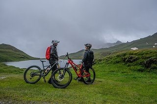 Eine Gondel hoch zum First und 45 Minuten pedalieren später kommen wir durchnässt am Bachalpsee an. Eine Gondel hoch zum First und 45 Minuten pedalieren später kommen wir durchnässt am Bachalpsee an.