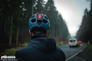 Akkus, die direkt am Helm befestigt werden, können teilweise auch als praktisches Rücklicht fungieren