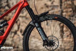 An der Front des Capra Core 3 werkelt eine RockShox Zeb Ultimate-Federgabel An der Front des Capra Core 3 werkelt eine RockShox Zeb Ultimate-Federgabel