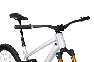Carbon-Lenker und Vorbau stammen von OneUp, Griffe und Sattel von Ergon. Carbon-Lenker und Vorbau stammen von OneUp, Griffe und Sattel von Ergon.