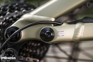 Über den Flipchip im Horstlink-Lager lässt sich das Tretlager um 8 mm sowie der Lenk- und der Sitzwinkel um circa ein halbes Grad anpassen. Über den Flipchip im Horstlink-Lager lässt sich das Tretlager um 8 mm sowie der Lenk- und der Sitzwinkel um circa ein halbes Grad anpassen.