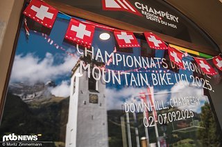 Da war die Welt noch in Ordnung: So malerisch, wie der kleine Ort Champéry ist, so brutal steil ist die Downhill-Strecke, auf der die diesjährige Weltmeisterschaft ausgetragen wird.