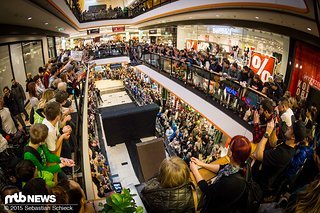 Der gut drei Meter hoher Kicker am Zielsprung launchte die Fahrer wieder auf Augenhöhe mit dem Publikum in der zweiten Etage der Mall Der gut drei Meter hoher Kicker am Zielsprung launchte die Fahrer wieder auf Augenhöhe mit dem Publikum in der zweiten Etage der Mall