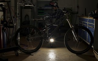 Fertig: nach unzähligen Stunden und viel Detailarbeit steht mein Eigenbau FIKK DH auf den 650b Rädern Fertig: nach unzähligen Stunden und viel Detailarbeit steht mein Eigenbau FIKK DH auf den 650b Rädern