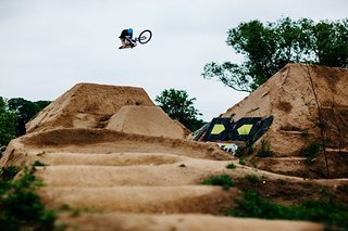 Lukas fühlt sich auf Anhieb wohl auf seinem Propain 4Bidden,
hier auf dem Traumspot von BMXer Philip Baum
