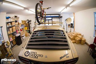 Klassisches Auto, hochmodernes Bike Klassisches Auto, hochmodernes Bike