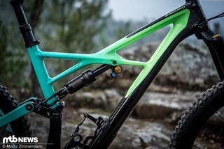 Die jüngste Inkarnation des Specialized Enduro ist deutlich schlanker geworden und verfügt über eine moderne und ausgewogene Geometrie Die jüngste Inkarnation des Specialized Enduro ist deutlich schlanker geworden und verfügt über eine moderne und ausgewogene Geometrie