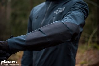Abriebfeste Cordura-Panels an den Armen sollen die Jacke im Sturzfall oder bei Baumkontakt vor Beschädigung schützen.