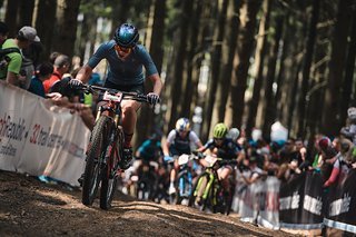 Uphill. Die Beine brennen. Das tschechische Publikum feuert an Uphill. Die Beine brennen. Das tschechische Publikum feuert an