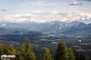 Von der Kanzelhöhe, dem Start des PROlitzen-Trail auf ca. 1.500 m über Null, hat man eine hervorragende Aussicht auf die Region. Von der Kanzelhöhe, dem Start des PROlitzen-Trail auf ca. 1.500 m über Null, hat man eine hervorragende Aussicht auf die Region.