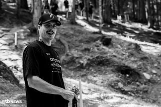 Man weiß, dass das Wetter ziemlich bombastisch ist, wenn Loris Vergier freiwillig seine fünf Track Walk-Regenschirme gegen zwei poplige Wanderstöcke eintauscht. Man weiß, dass das Wetter ziemlich bombastisch ist, wenn Loris Vergier freiwillig seine fünf Track Walk-Regenschirme gegen zwei poplige Wanderstöcke eintauscht.