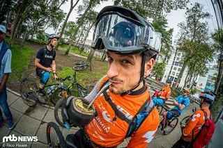 Gusti probiert den Mate-Tee eines Einheimischen Gusti probiert den Mate-Tee eines Einheimischen