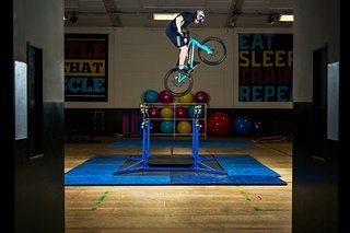 Der für Danny gefährlichste Trick im Video – 360 Jump auf dem Parallelbarren. Der für Danny gefährlichste Trick im Video – 360 Jump auf dem Parallelbarren.