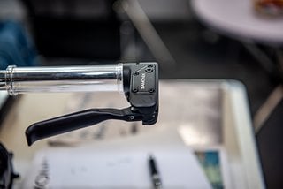 Ob es eine sinnvolle Idee ist, die Bremsgriffe als Lenkerendstopfen zu verwenden, kann schlussendlich nur die Zeit beantworten.