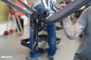 Das Einführen der Kurbel sollte ohne große Kraft gehen Das Einführen der Kurbel sollte ohne große Kraft gehen