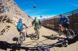 Die Kampfhaltung des schwarzen Ritters, festgehalten von der obligatorischen GoPro Die Kampfhaltung des schwarzen Ritters, festgehalten von der obligatorischen GoPro