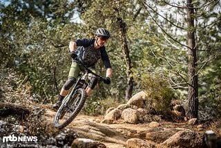 Nicht nur im Freeride-Einsatz, sondern auch bei Trail- und Enduro-Ausfahrten macht das iXS-Outfit eine gute Figur