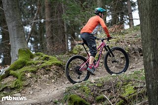 Mit nur 12,1 kg, steilem Sitzwinkel und einem ruhigen Fahrwerk sind die Höhenmeter vor der nächsten Abfahrt schnell und problemlos abgespult