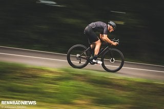 Eine windschnittige Fahrposition, weniger Wiegetritt und die grundsätzlich eher längeren Touren sorgen häufiger für Po-Schmerzen auf dem Rennrad.