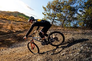 Die Geometrie fällt etwas kürzer und steiler aus als am Enduro-Bike Dash290.