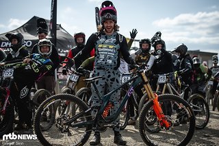 Wyn Masters hat ein neues GT-Downhill-Bike am Start und genoss seine lange Wartezeit in der Schlange am Start sichtlich.