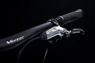 Gebremst wird mit der SRAM Level Ultimate mit 4-Kolben. Gebremst wird mit der SRAM Level Ultimate mit 4-Kolben.
