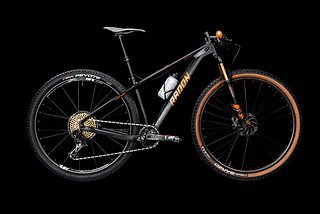 2019 wird Elisabeth Brandau auf einem Radon Jealous-Hardtail bei World Cup-Rennen an den Start gehen. 2019 wird Elisabeth Brandau auf einem Radon Jealous-Hardtail bei World Cup-Rennen an den Start gehen.