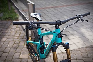 Das Cockpit besteht aus einem Santa Cruz Carbon 35 Lenker, der auf moderate 760 mm gekürzt wurde Das Cockpit besteht aus einem Santa Cruz Carbon 35 Lenker, der auf moderate 760 mm gekürzt wurde