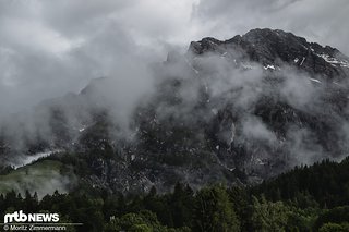Am Abend vorm Finale kam so viel Regen runter, dass man zwischenzeitlich auf einem Rafting-Floß wohl am schnellsten die Strecke runtergekommen wäre.