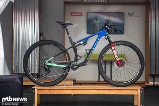 Am Stand von SRAM stach uns dieses besonders schnelle Rockrider Race mit seiner neuen roten SID-Federgabel ins Auge. Am Stand von SRAM stach uns dieses besonders schnelle Rockrider Race mit seiner neuen roten SID-Federgabel ins Auge.