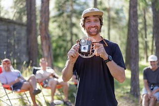 Max gewinnt die Wertung 'Bestes Foto'. Das passt doch wie die Kamera auf's Auge. Max gewinnt die Wertung 'Bestes Foto'. Das passt doch wie die Kamera auf's Auge.