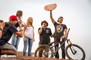 Szymon Godziek freut sich über seinen Sieg beim Best Trick Contest des District Ride 2014