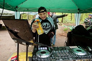 Der Mann hinter der Musik setzt auf O-Saft, damit er auch beim DH-Rennen noch ne gute Figur abliefern kann: David Maschke
