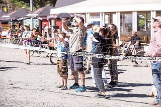 Eltern warten gespannt auf ihre Kinder
