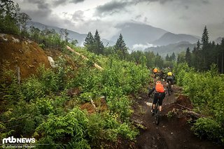 Auch bei diesem Foto ist gut erkennbar, dass die Biker sich entlang der imaginären Linie am rechten Bilddrittel bewegen