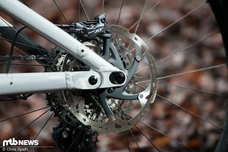 An der Kettenstrebe findet sich die einzige Möglichkeit auf die Geometrie des Jibb Einfluss zu nehmen An der Kettenstrebe findet sich die einzige Möglichkeit auf die Geometrie des Jibb Einfluss zu nehmen