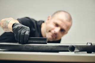Nach dem Aushärten unter Vakuum und Wärme erfolgt das Schleifen und die abschließende Kontrolle. Nach dem Aushärten unter Vakuum und Wärme erfolgt das Schleifen und die abschließende Kontrolle.