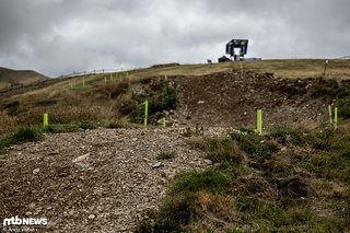 Aus dem Starthäuschen geht es zunächst relativ flach über ein paar klassische Wiesenkurven und Wellen. Hier hat sich im Vergleich zum Vorjahr an sich nichts getan.