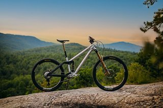 Beim Enduro-Bike setzt Frameworks-Gründer Neko Mulally auf 170 mm Federweg und die Kombination aus Alu-Hauptrahmen mit Carbon-Hinterbau.