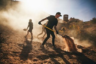 Brett Rheeder ist nicht nur Freerider, sondern auch Slopestyle-Fahrer – glatte Landungen und frische Absprünge mag der Kanadier. Daher ist Staub schaufeln angesagt!