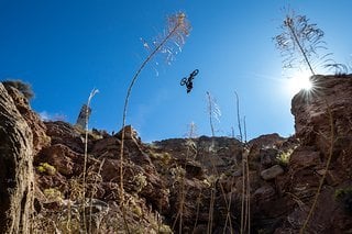 Vermutlich DAS Bild dieser Rampage: Der riesige Canyon-Backflip von Brendan Fairclough