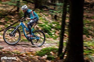 Unruhiger Boden und technische Singletrail-Uphills macht die Trust im offenen oder mittleren Modus entspannt mit, schaltet man die Message in den Lock-Modus, geht es im Wiegetritt ohne Bewegung kraftsparend bergauf Unruhiger Boden und technische Singletrail-Uphills macht die Trust im offenen oder mittleren Modus entspannt mit, schaltet man die Message in den Lock-Modus, geht es im Wiegetritt ohne Bewegung kraftsparend bergauf